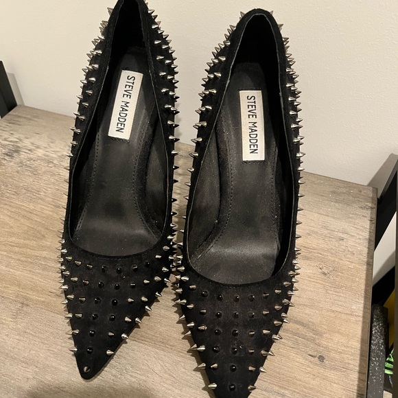 BLACK STUDDED STEVE MADDEN PUMPS - Picture 2 of 2